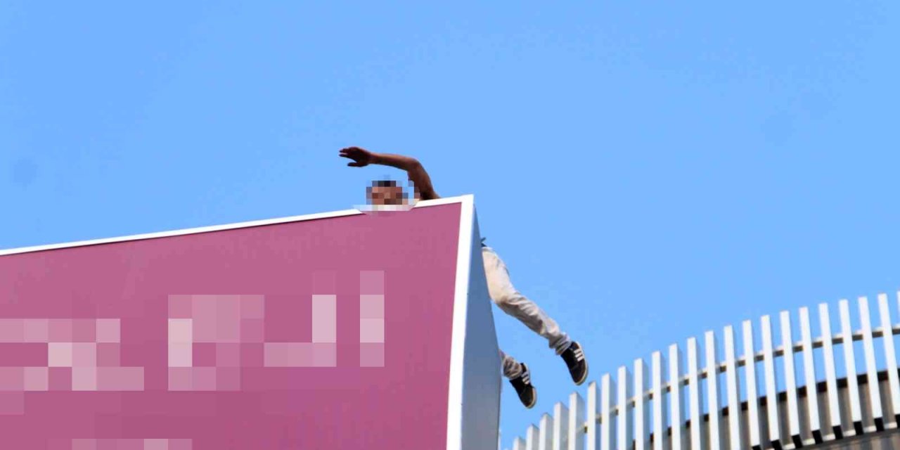 Çatıdan Atlamak İsteyen Şahsı Kokoreçle İkna Etmeye Çalıştılar