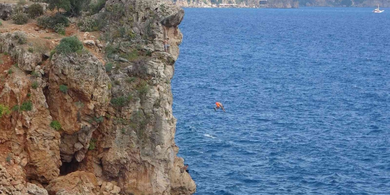 30 Metrelik Falezlerden Denize Ölümüne Atlayış