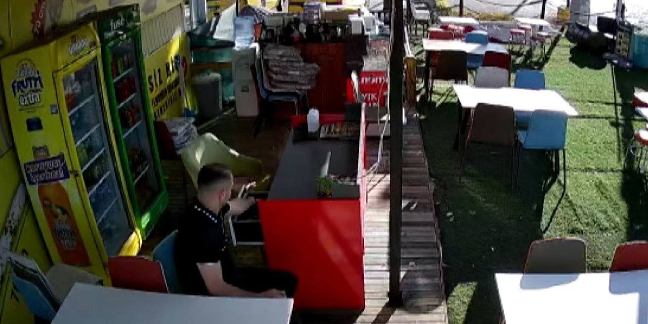 Hiçbir Şey Bulamayınca Bozuk Para Kutusunu Aldı