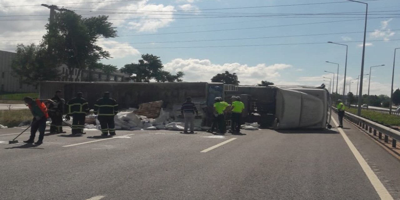 Devrilen Tırda Baba Ve Oğlu Yaralandı