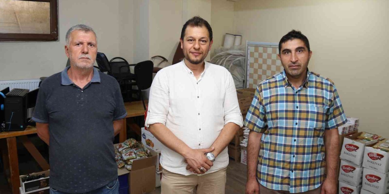 Hayırsever Muhtar Her Ay Yaklaşık 100 Aileye Yardımda Bulunuyor