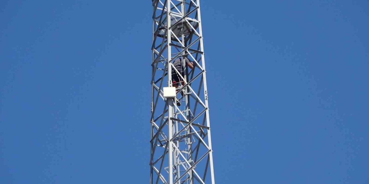 Antalya’da Baz İstasyonuna Çıkan Şahıs 30 Saat Sonra Gazlı İçecek İle İkna Edildi