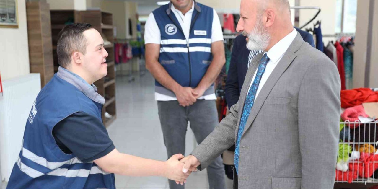 Başkan Çolakbayrakdar Sosyal Market’i Gezdi