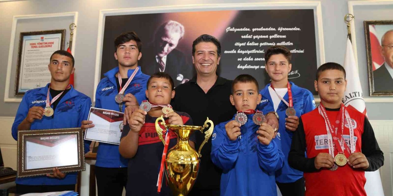 Kazandıkları Kupayı Başkan Genç’e Hediye Ettiler