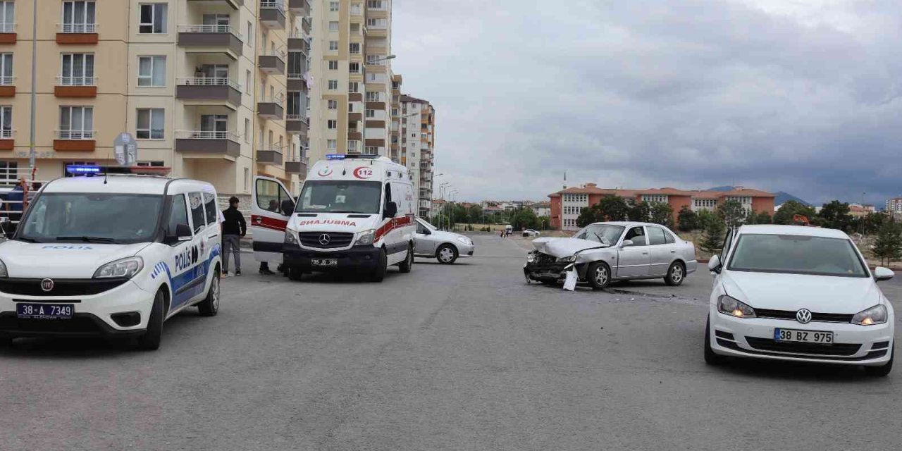 Otomobiller Çarpıştı: 5 Yaralı