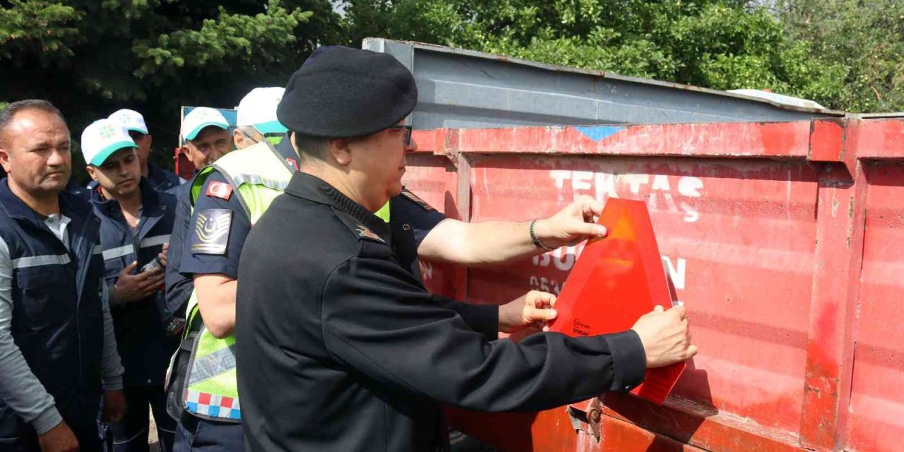 Protokol, Çiftçilerin Traktörlerine Reflektör Taktı