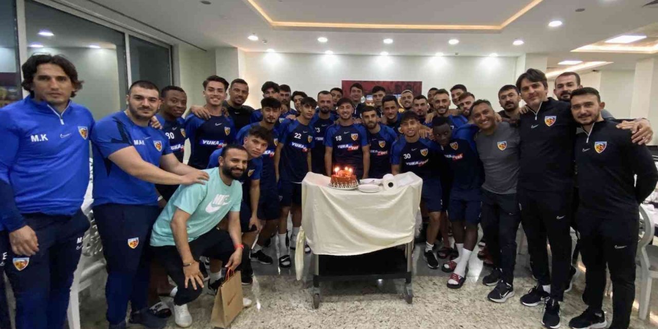 Kayserisporlu Nurettin, 20. Yaş Gününü Antrenman Sonrası Kutladı