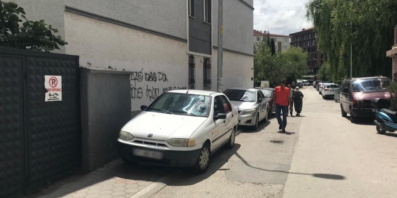 Kaldırım Değil Adeta Otopark