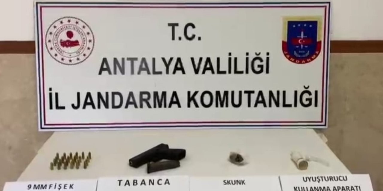 Şüphelinin Terk Ettiği Araçta Uyuşturucu Ve Tabanca Bulundu
