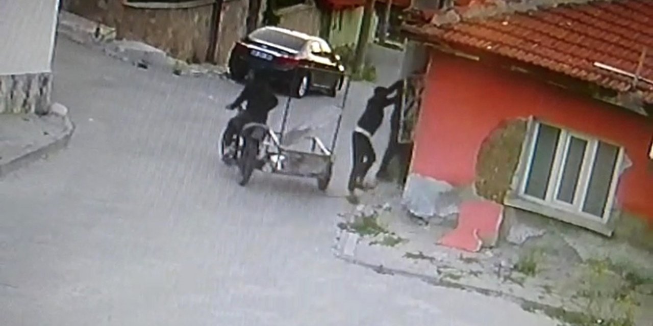 Pencerenin Demir Korkuluklarını Çaldılar