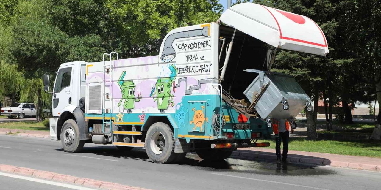 Talas’ta Konteynerler Anında Yıkanıyor