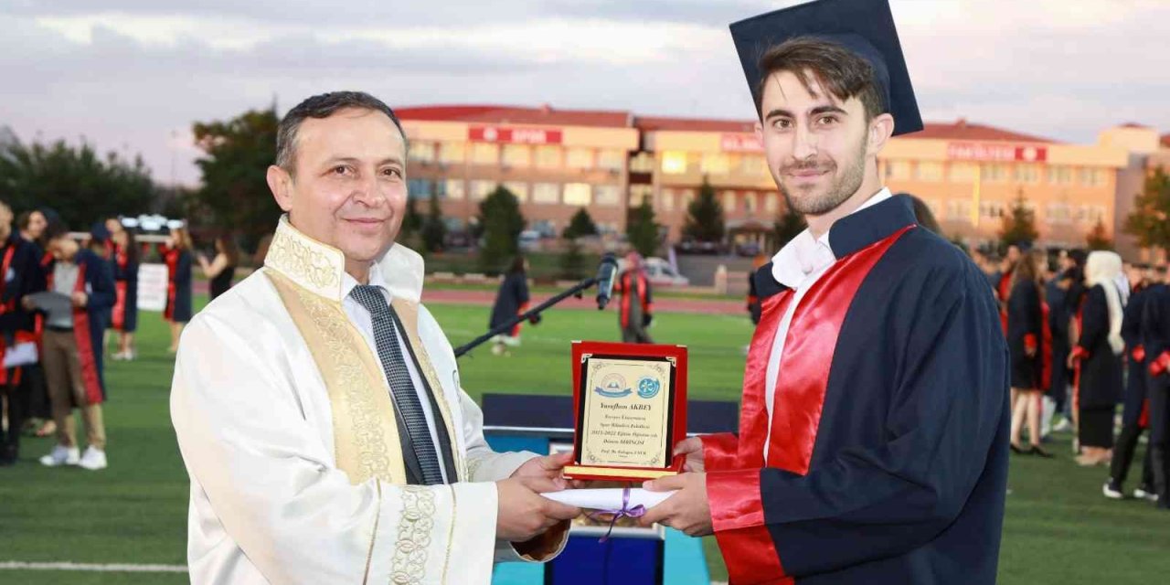 Erü Spor Bilimleri Fakültesi’nde Mezuniyet Coşkusu