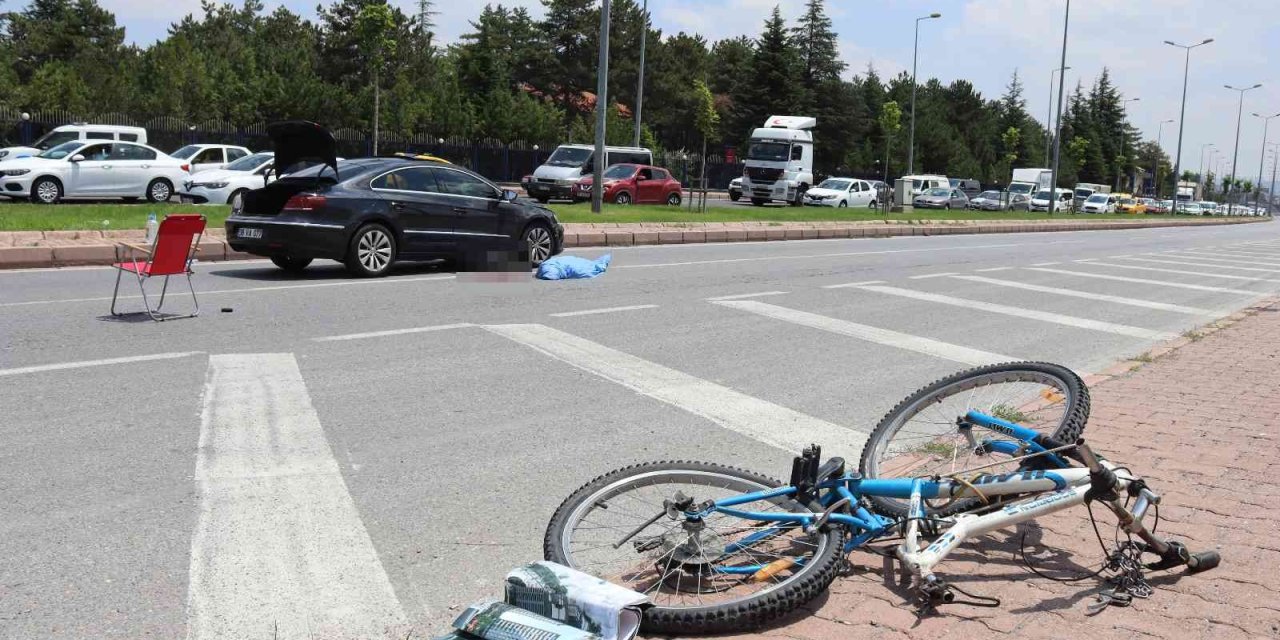 Kayseri’de Feci Kaza, Otomobil Çarptığı Bisikletliyi 50 Metre Sürükledi