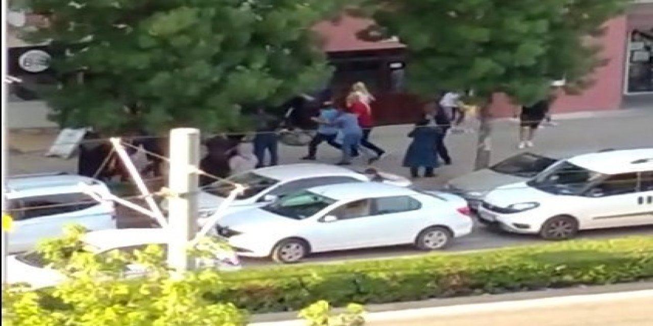 Sokak Ortasındaki Kavga Cep Telefonu Kameralarına Yansıdı