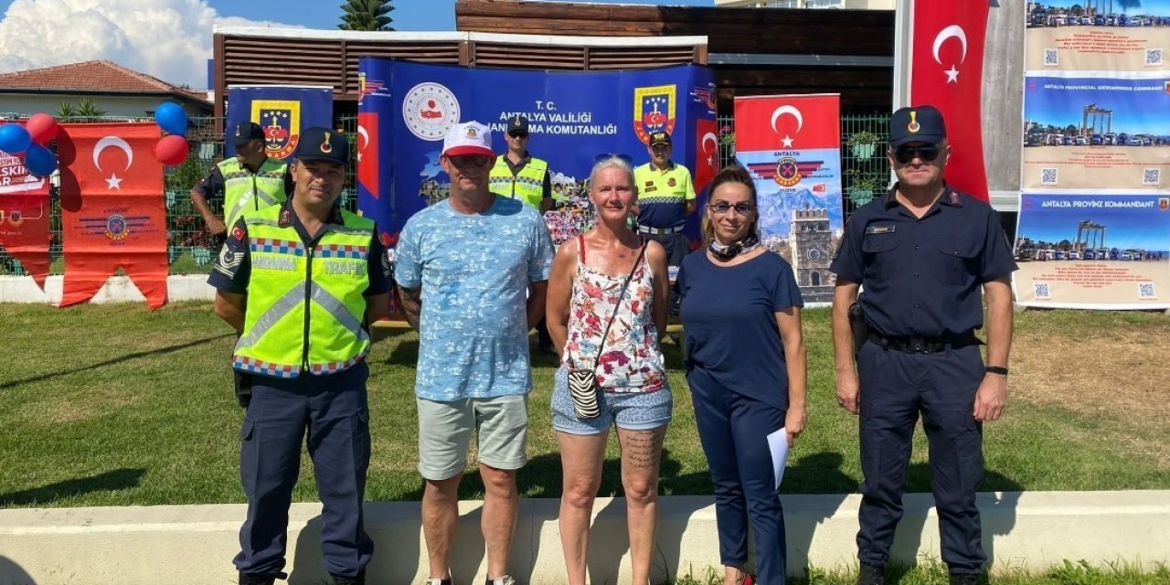 Jandarmadan Turistlere 3 Farklı Dilde Trafik Farkındalık Eğitimi