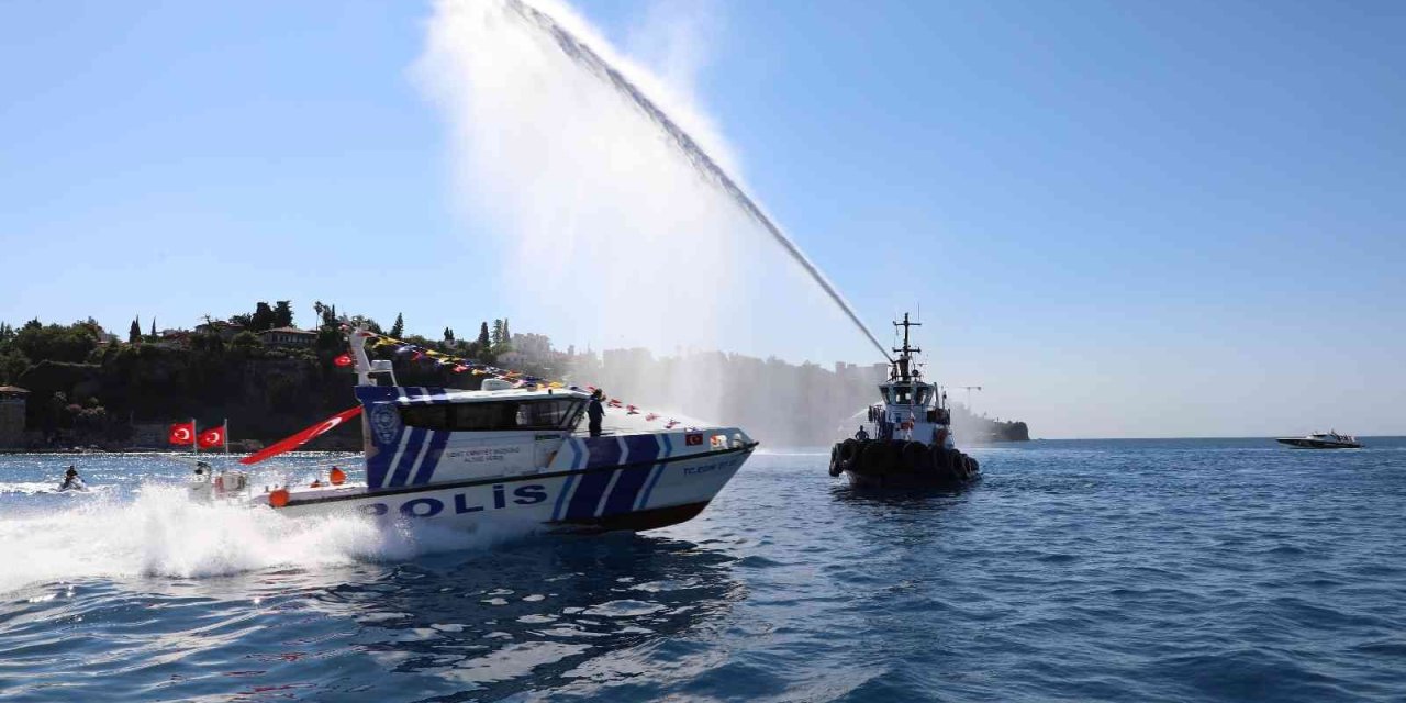 Deniz Şehitleri Anısına Suya Çelenk Bırakıldı