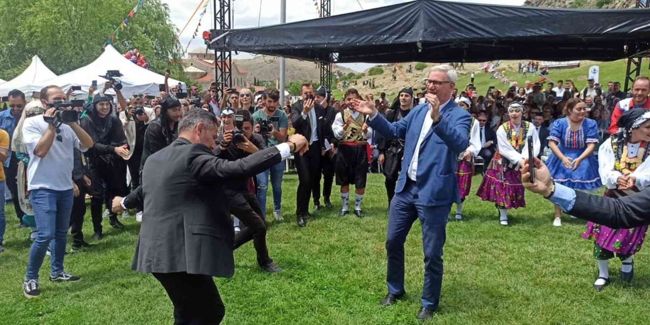 Büyükelçi Peteris Vaivars’ın Başarılı ’erik Dalı’ Oyunu Performansı