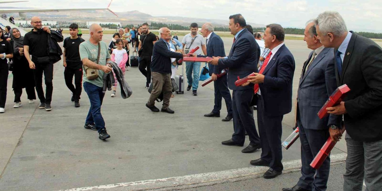 Gurbetçiler Çiçeklerle Karşılandı