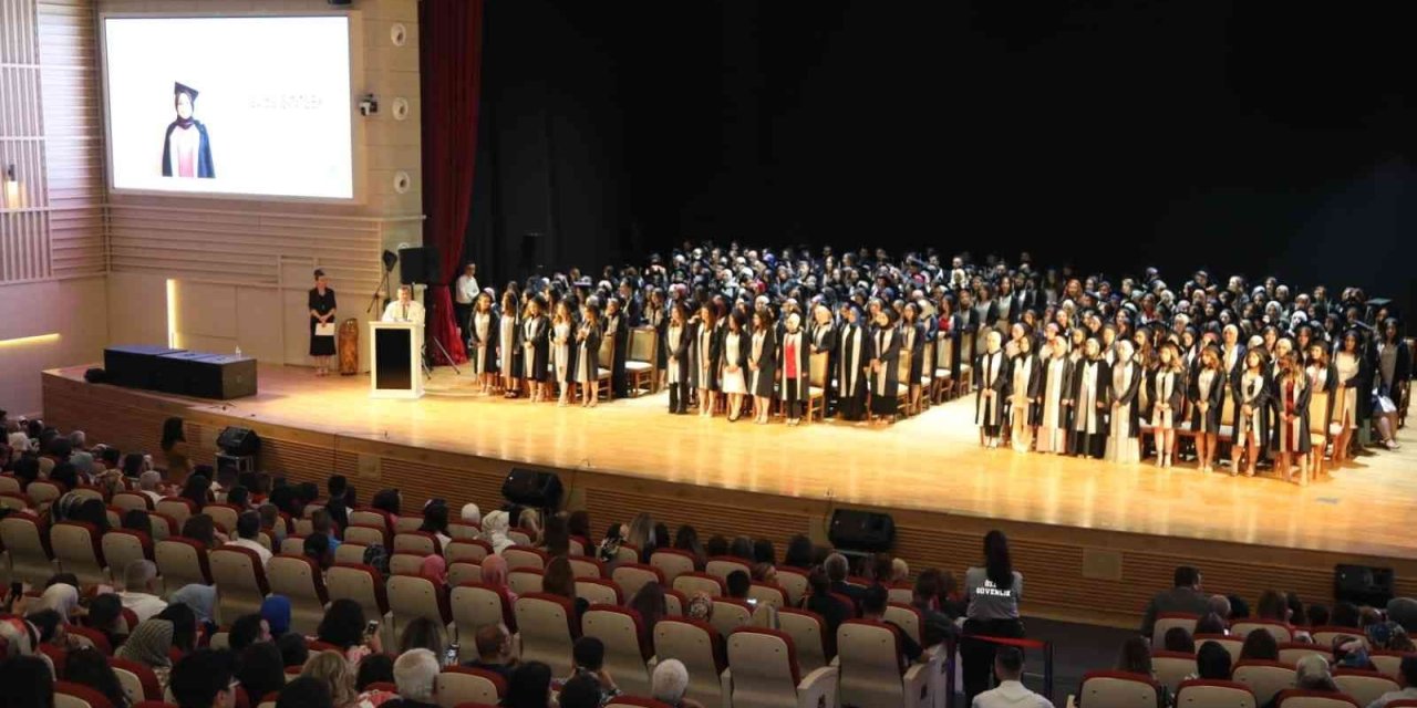 Erü Sağlık Bilimleri Fakültesi Yeni Mezunlarını Verdi