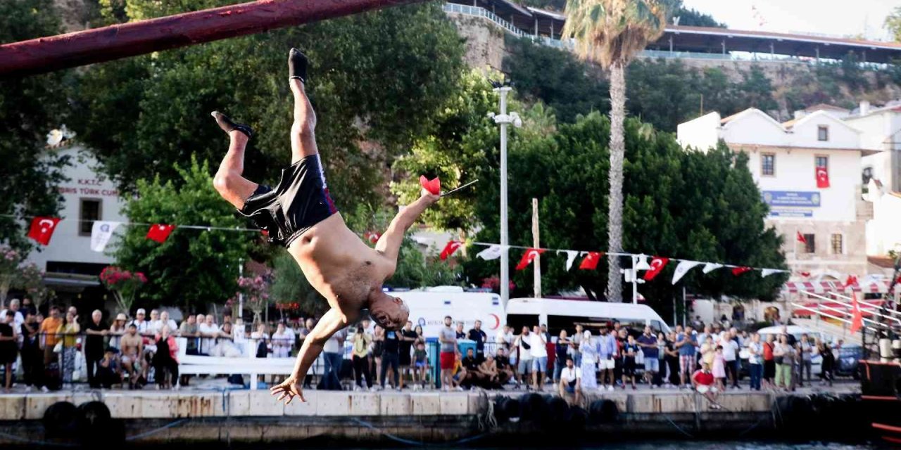 Antalya’da İptal Edilen Yağlı Direk Bayrak Yarışması Renkli Görüntülere Sahne Oldu