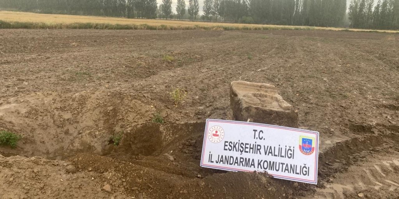Tarlasını Süren Çiftçi Roma Dönemine Ait Taş Eser Buldu