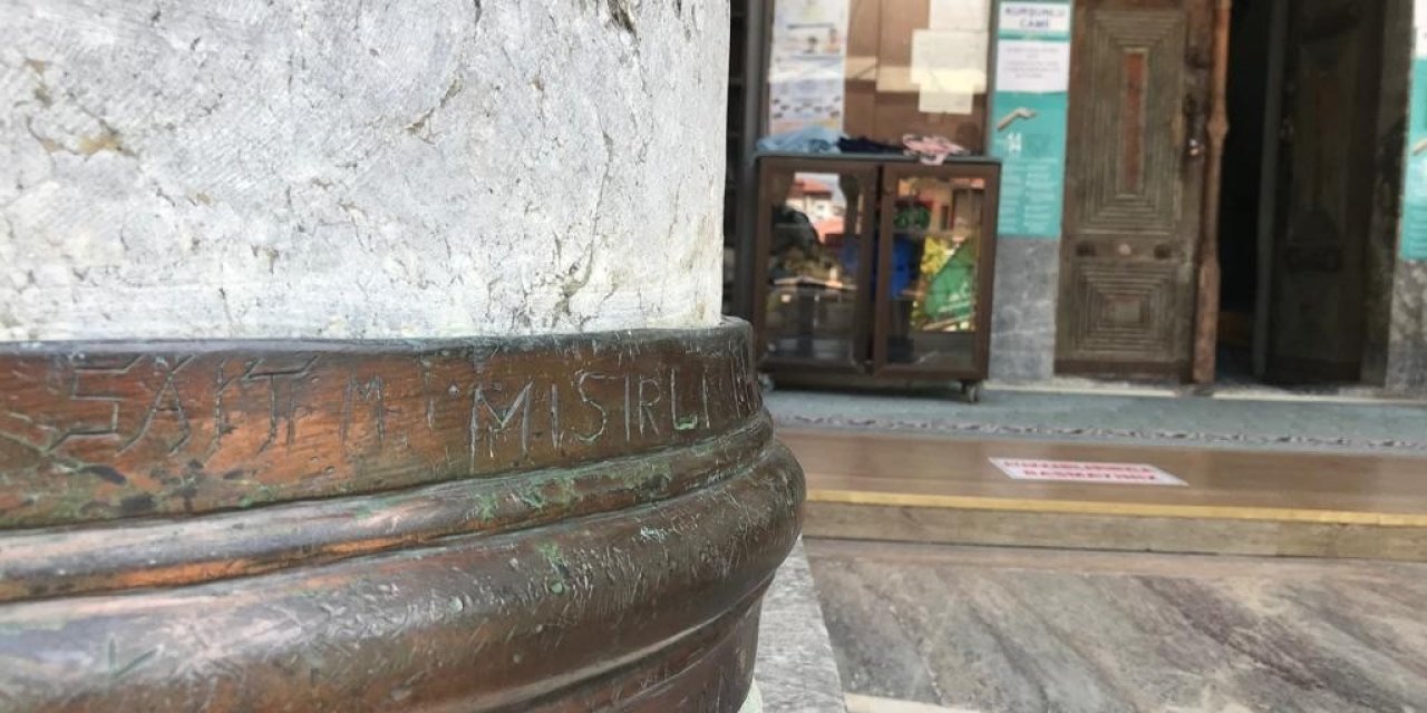 Tarihi Külliyenin Sütunlarına Büyük Saygısızlık