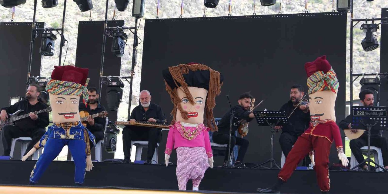 Anadolu Halk Dansları Topluluğu, Nasreddin Hoca Festivali’ne Katıldı
