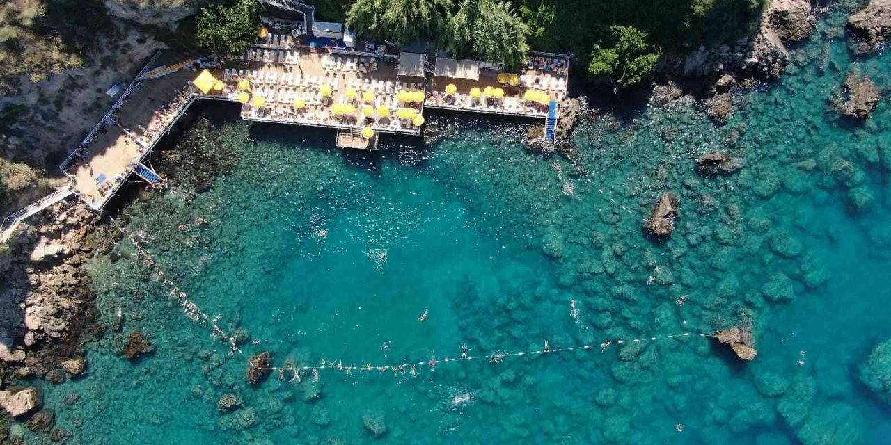 Antalyalı Kadınlar Jimnastiği Denize Taşıdı, Hem Spor Yaptı Hem Eğlendi