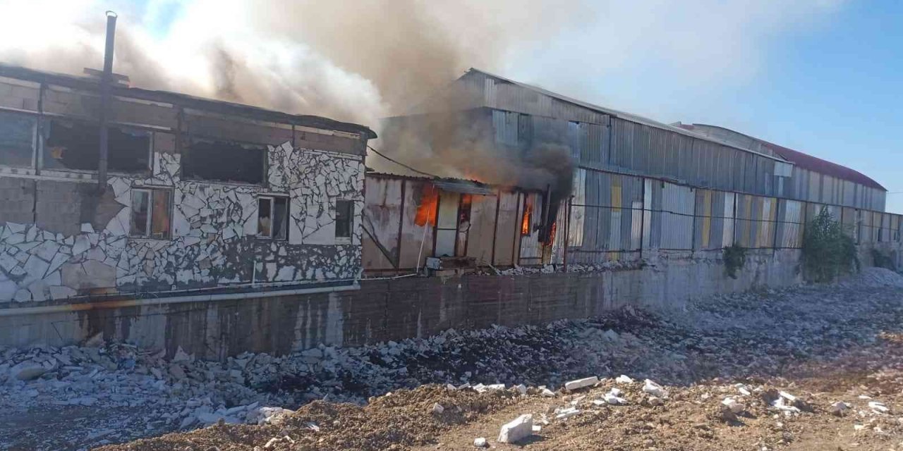 Mermer İşletmesi Şantiyesi Yangında Küle Döndü