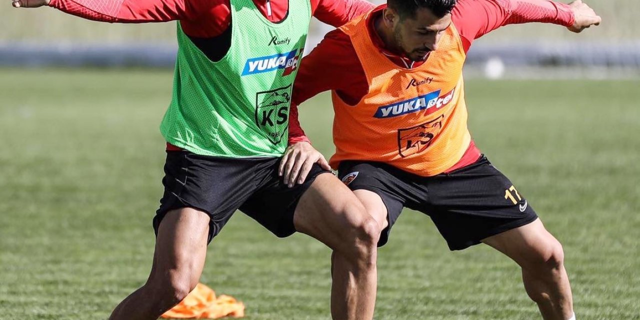 Kayserispor 30 Futbolcuyla Kampa Girdi