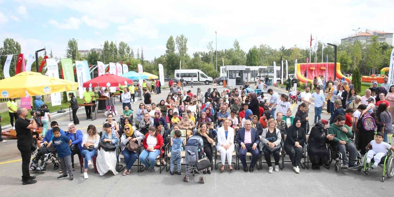 Başkan Büyükkılıç, Özel Öğrencilerin Karnelerini Dağıttı