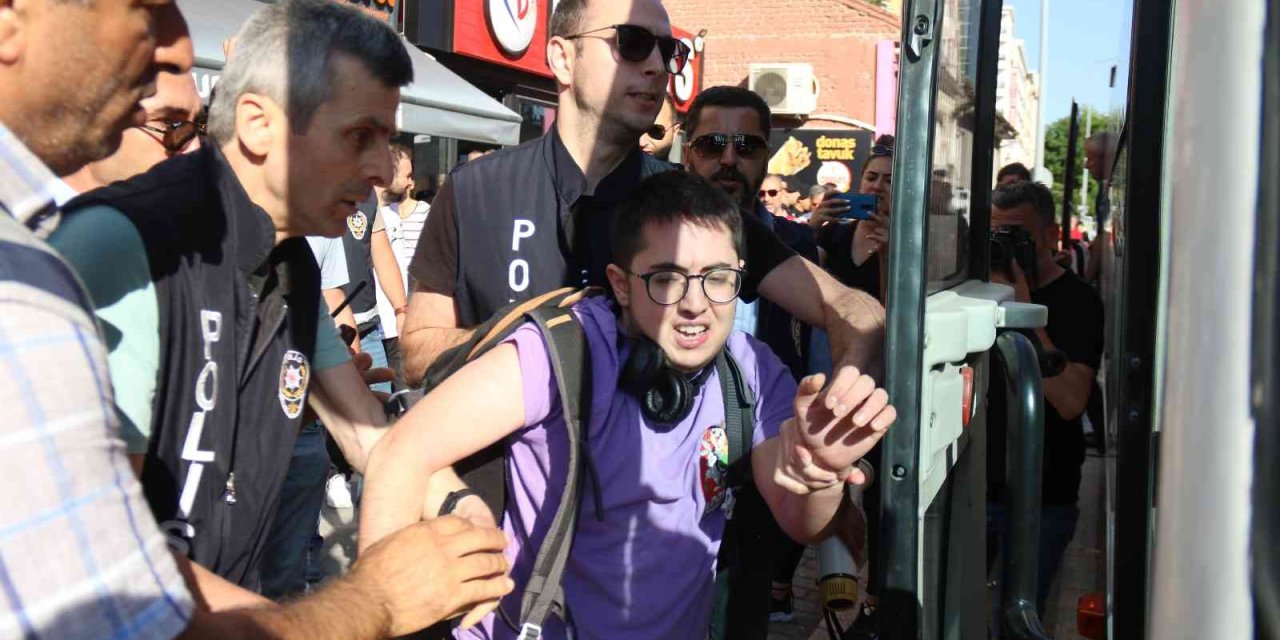 Eskişehir’de İzinsiz Lgbt Yürüyüşüne Polis Müdahalesi: 10 Gözaltı