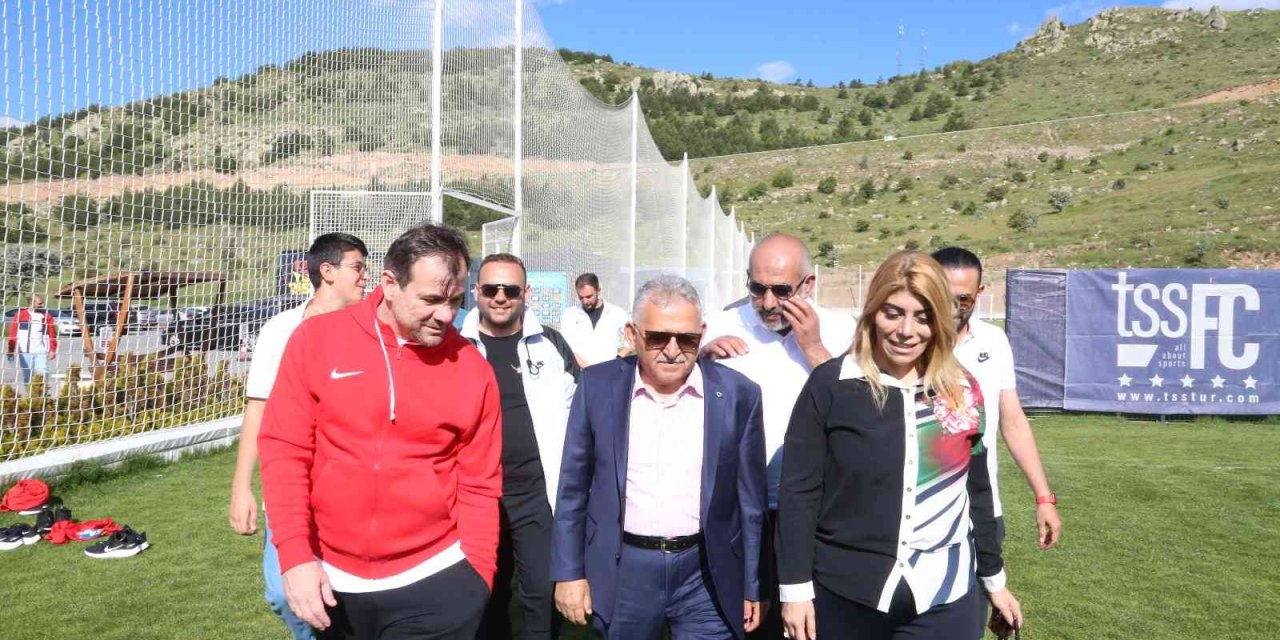Başkan Büyükkılıç’tan Kayserispor Kampına Ziyaret