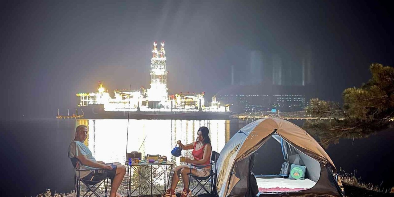 "Abdülhamid Han" Gemisinin Manzarasında Kamp