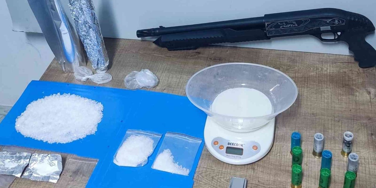 Polisin Dikkatiyle Park Halindeki Araçta Uyuşturucu Bulundu