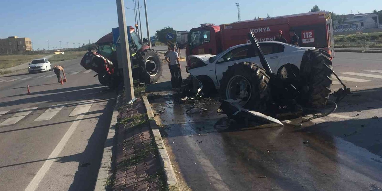 Otomobille Çarpışan Traktör İkiye Bölündü: 3 Yaralı