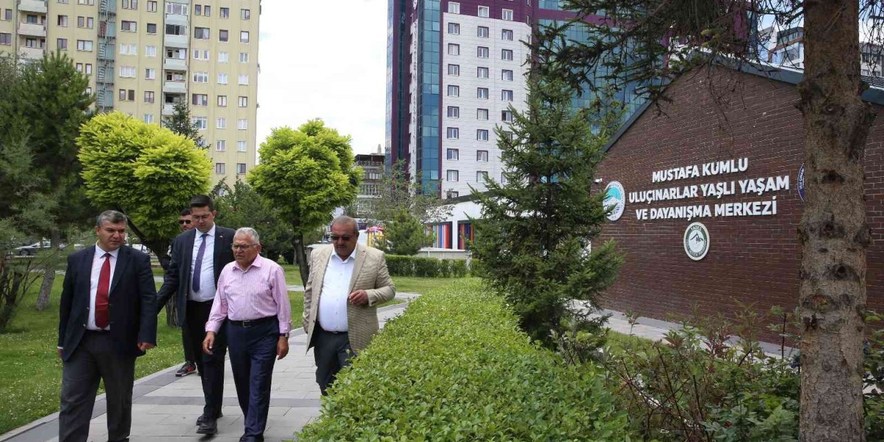 Başkan Büyükkılıç, Ulu Çınarların Gönlünü Aldı