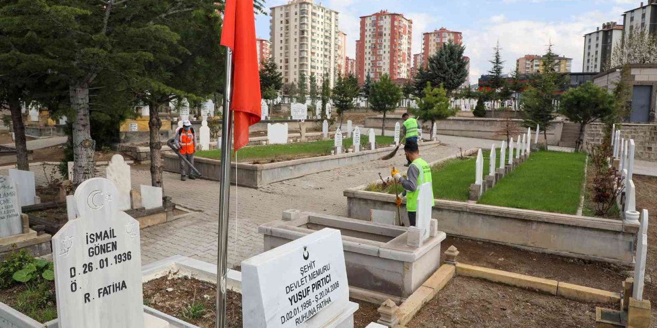 Talas’ın Mezarlıklarında Bayram Hazırlığı