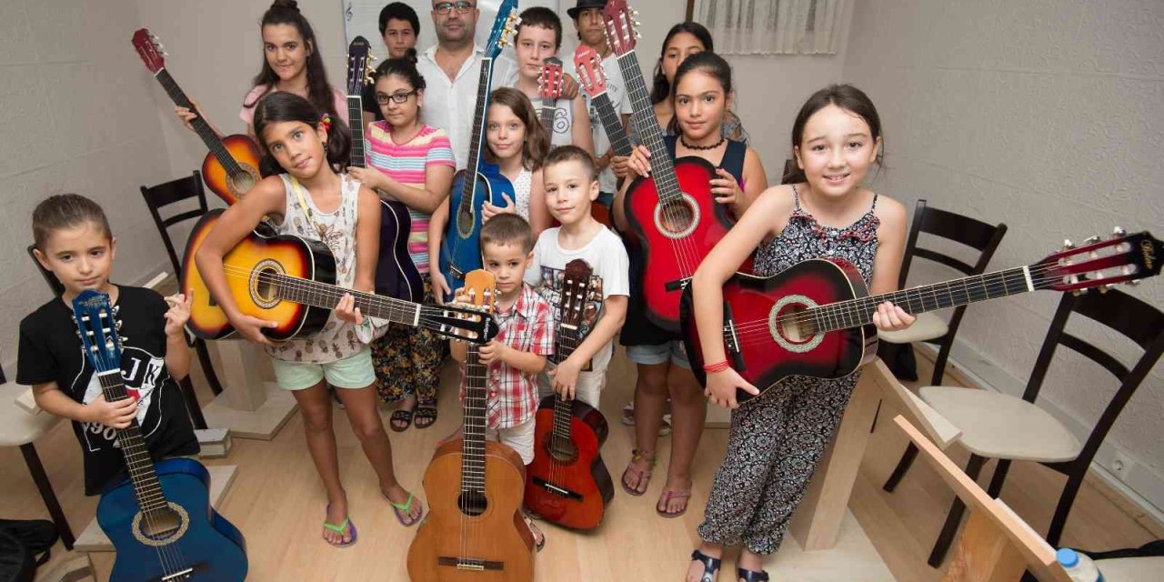 Ukuleleyi De Bağlamayı Da Bu Kursta Öğrenecekler