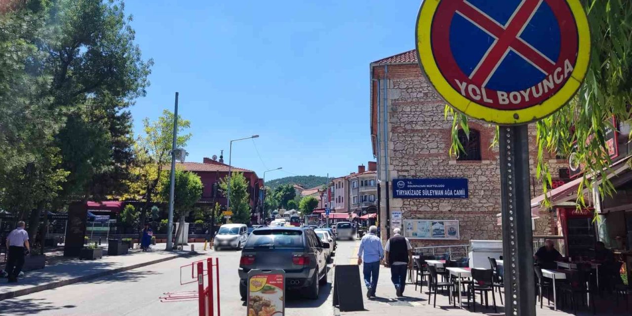 ‘park Yasak’ Levhalarına Rağmen Park Edilen Araçlar Dikkat Çekiyor