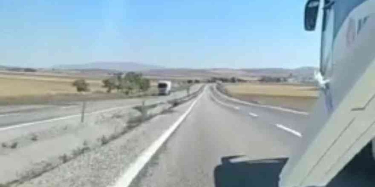 Sollamak İsterken Üzerine Gelen Otobüse Çarpan Otomobilin Yaptığı Kaza Kamerada