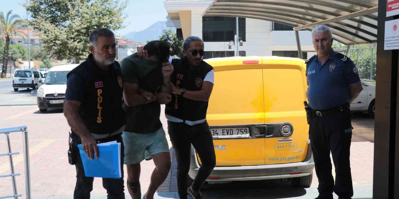 Alacağını İstediği Eski Ortağını Boğazını Kesen Zanlı Kaçarken Kasadaki Parayı Da Almış