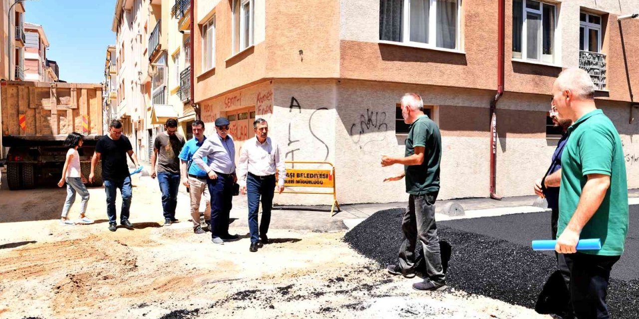 Başkan Ataç Yol Ve Kaldırım Çalışmalarını Yerinde İnceledi