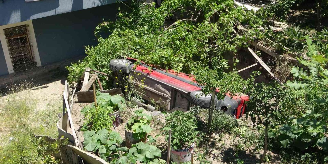 Otomobil Bahçeye Uçtu, Anne Ve 2 Çocuğu Yaralandı