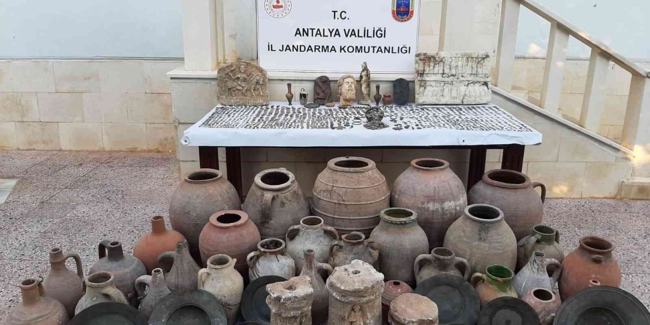 2 Bin 713 Parça Kaçak Tarihi Eserle Evini Müzeye Çevirdi, Jandarmaya Yakalandı