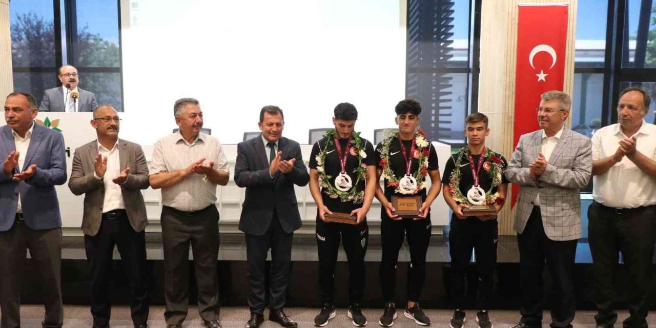 Başarılı Güreşçiler Ödüllendirildi