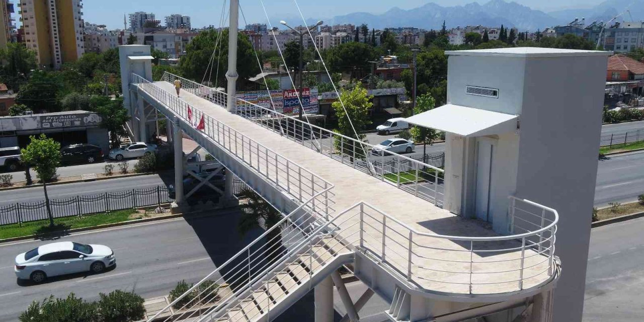 Gazi Bulvarı Üzerindeki Üst Geçit Tamamlandı