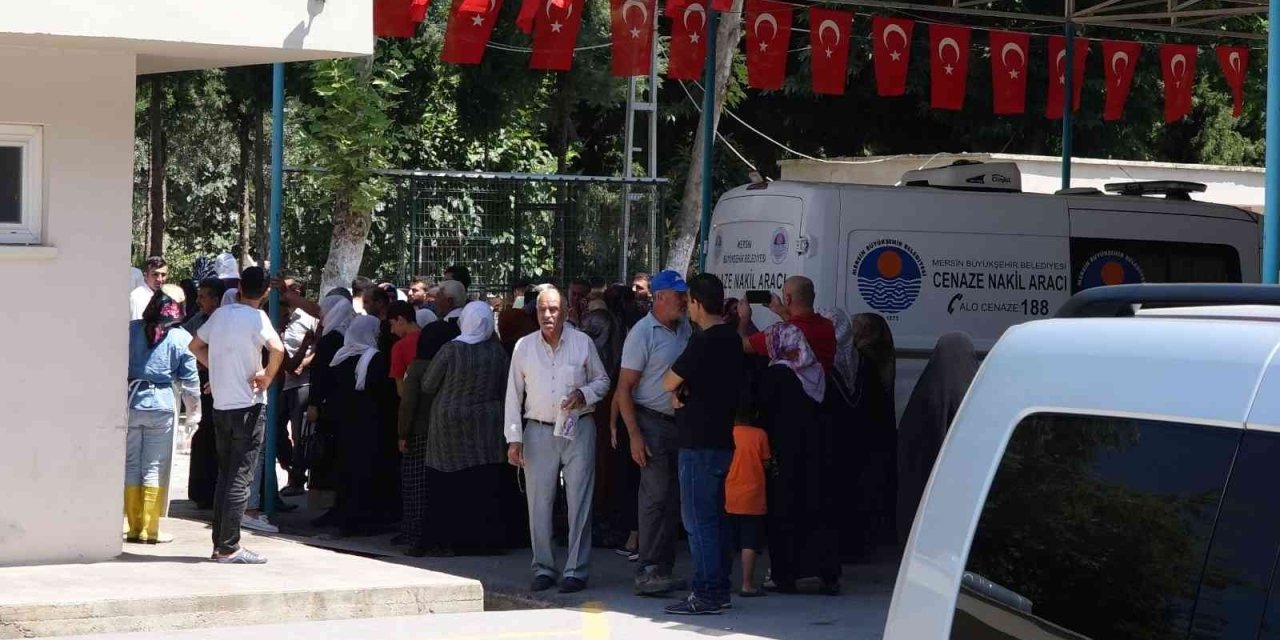 Mersin’de Cinnet Kurbanları Toprağa Verildi