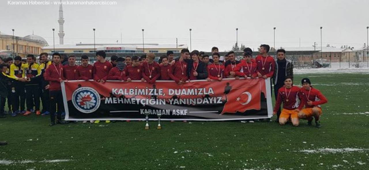 Kupa Töreninde Anlamlı Pankart