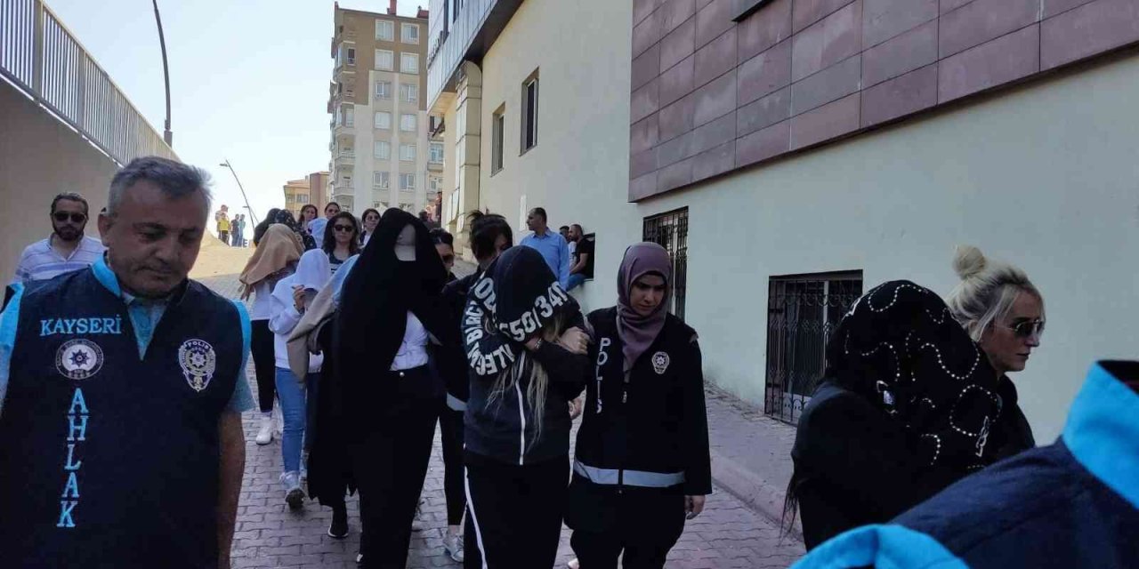 Kataloglarla Fuhuş Yaptıran Çeteye Operasyon: 27 Gözaltı